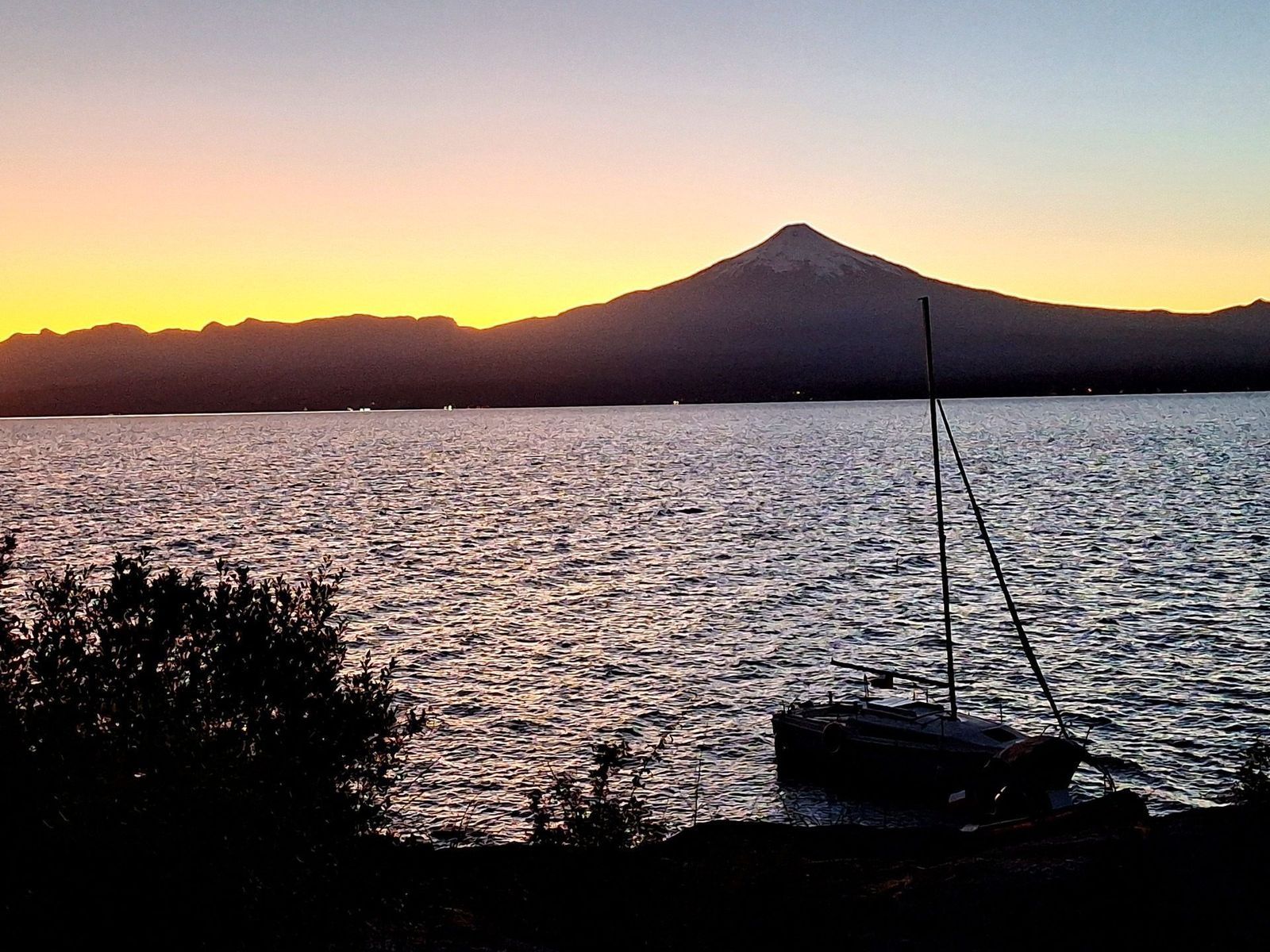 Amanecer en el Lago Villarrica con el volcán al fondo