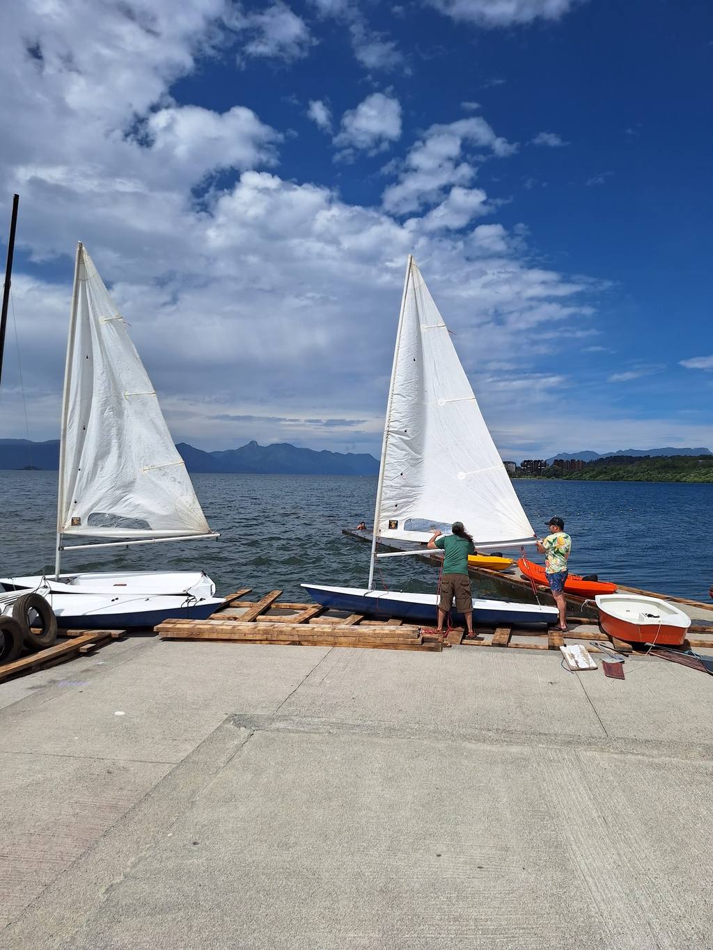 Clase de velerismo en el Lago Villarrica