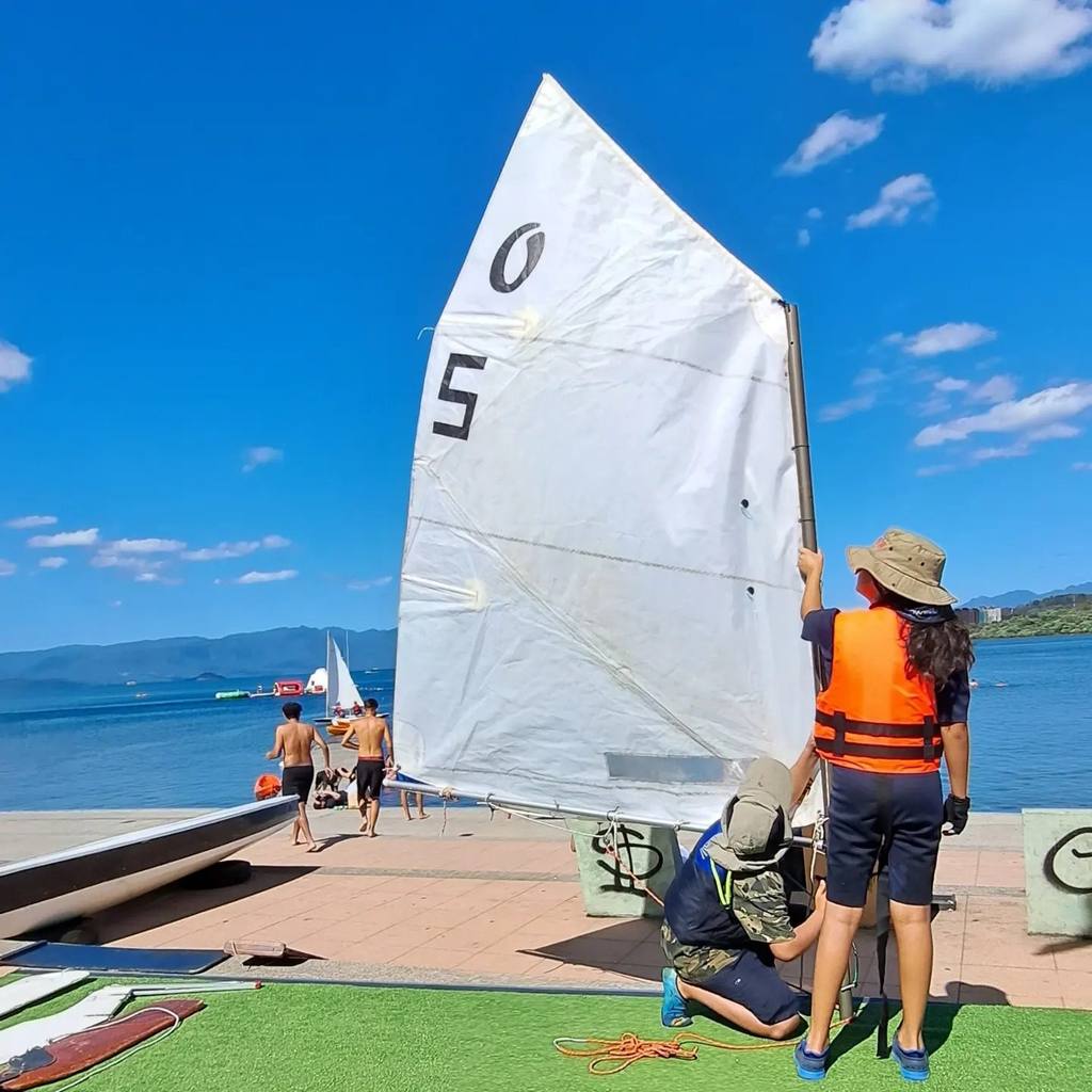 Clase de velerismo en el Lago Villarrica