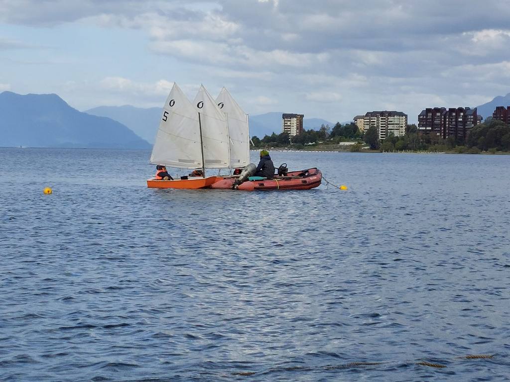 Clase de velerismo en el Lago Villarrica
