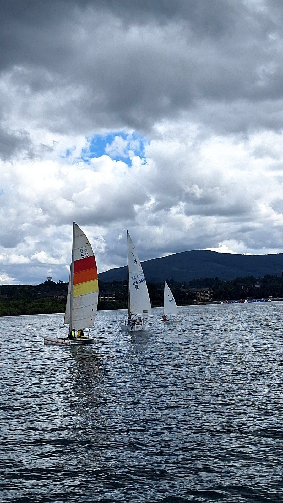 Velero navegando en el Lago Villarrica con el volcán Villarrica nevado de fondo