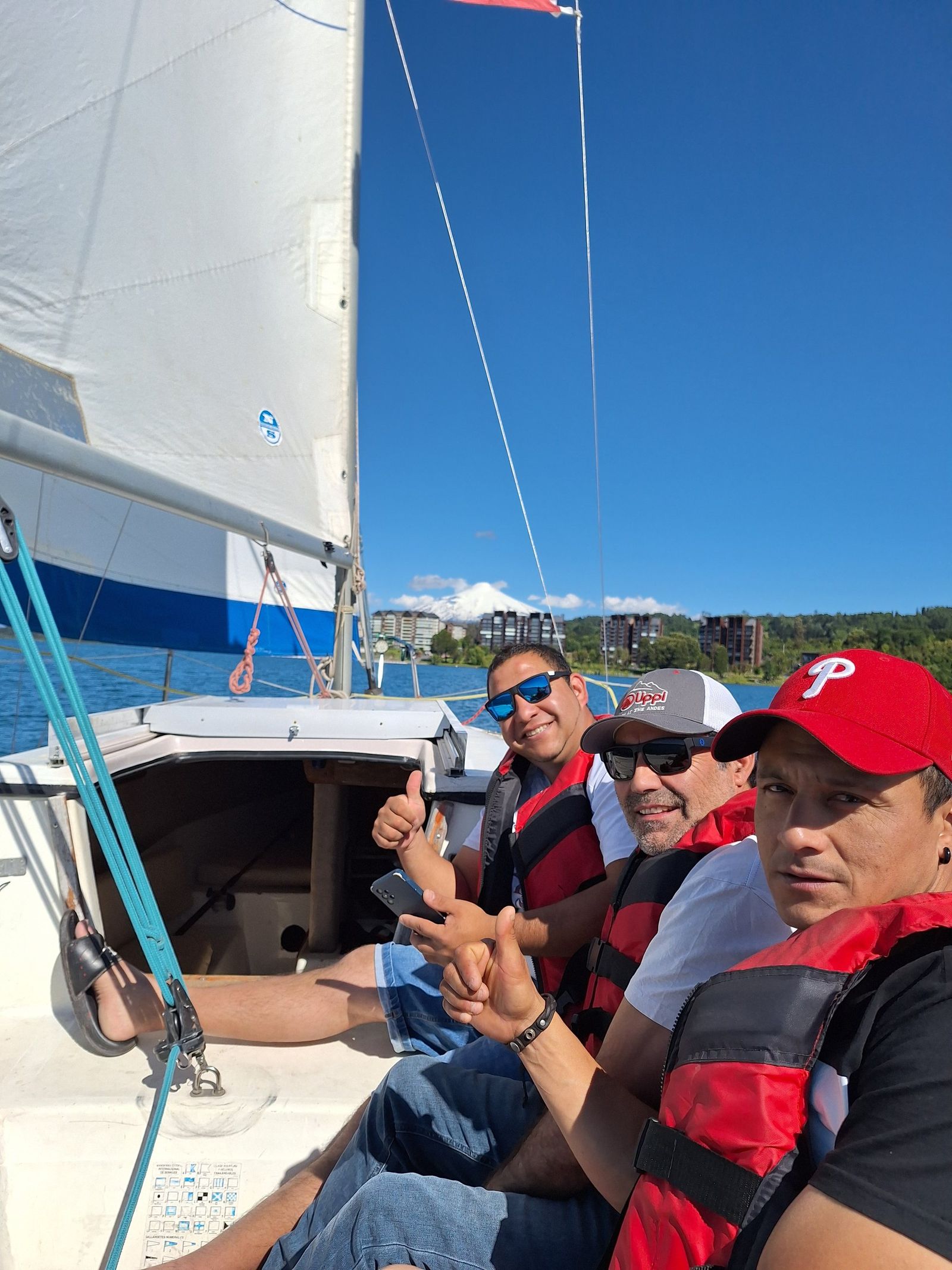 Paseo La Puntilla en velero por el Lago Villarrica